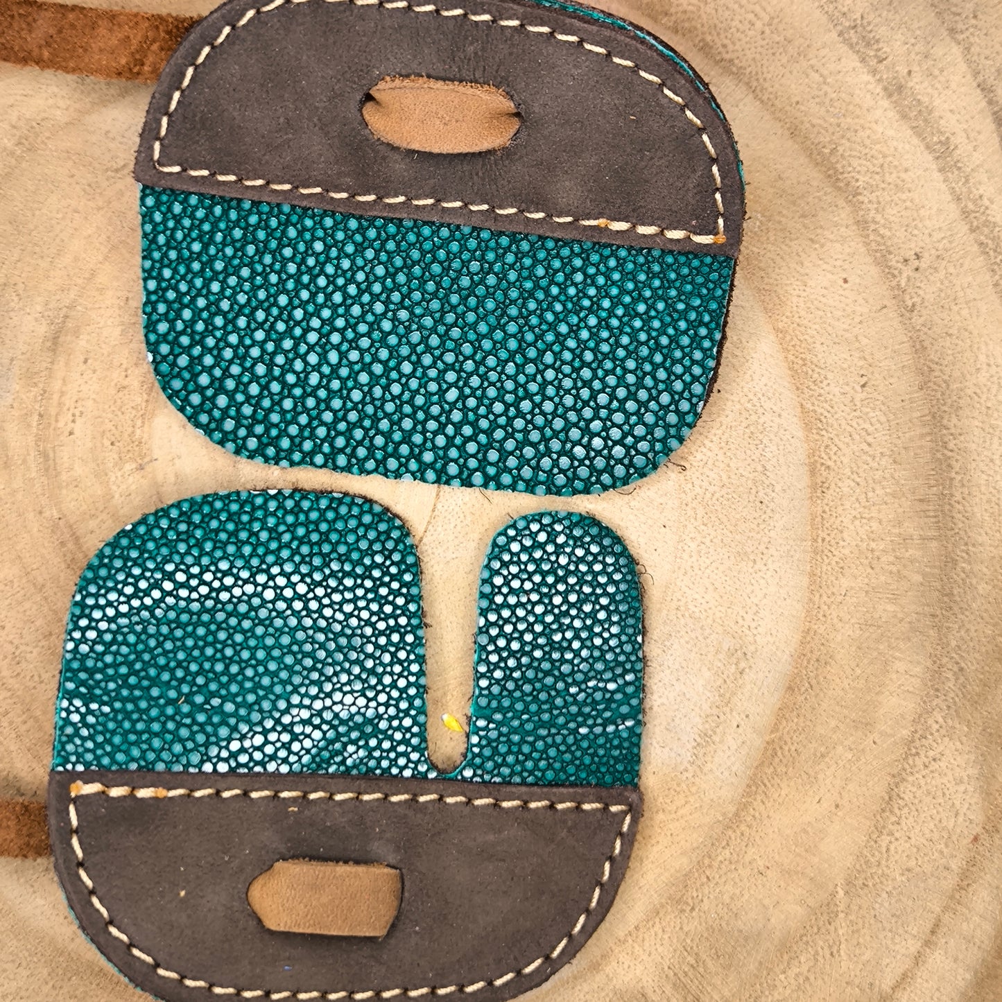 Perlrochen-Fingertab von Jo-Gurt mediterraner Griff